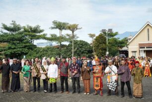 Tampilan Kreativitas & Seni Budaya Nusantara menjadi Penutup PKKMB 2025