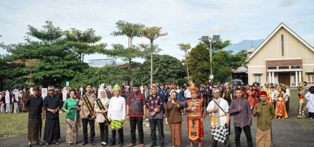 Tampilan Kreativitas & Seni Budaya Nusantara menjadi Penutup PKKMB 2025 Tampilan Kreativitas & Seni Budaya Nusantara menjadi Penutup PKKMB 2025
