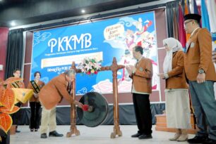 PKKMB Unikama 2026 Resmi Dibuka, Mahasiswa Baru Siap Jadi “Adipati Kanjuruhan” PKKMB Unikama 2026 Resmi Dibuka, Mahasiswa Baru Siap Jadi “Adipati Kanjuruhan”